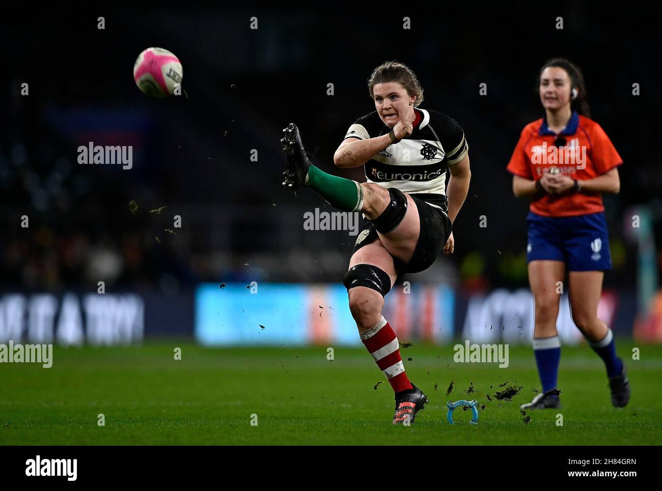 Twickenham, Regno Unito. 27 novembre 2021. Autunno Rugby Internazionale. Barbari Donne V Springbok Donne. Stadio di Twickenham. Londra. Ciara Griffin (barbari e UL Bohemians, vice capitano) calci. Credit: Sport in immagini/Alamy Live News Foto Stock