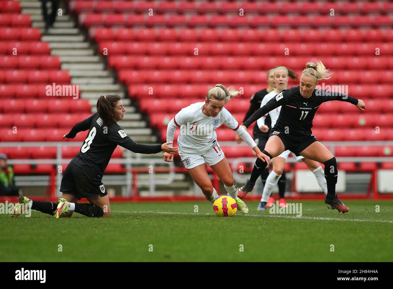 SUNDERLAND, GBR. IL 27 NOVEMBRE la canapa inglese Lauren passa davanti a Sarah Puntigam e Barbara Dunst in Austria durante la partita di qualificazione del gruppo D della Coppa del mondo delle donne FIFA tra Inghilterra e Austria allo Stadio della luce di Sunderland sabato 27 novembre 2021. (Credit: Michael driver | MI News) Credit: MI News & Sport /Alamy Live News Foto Stock