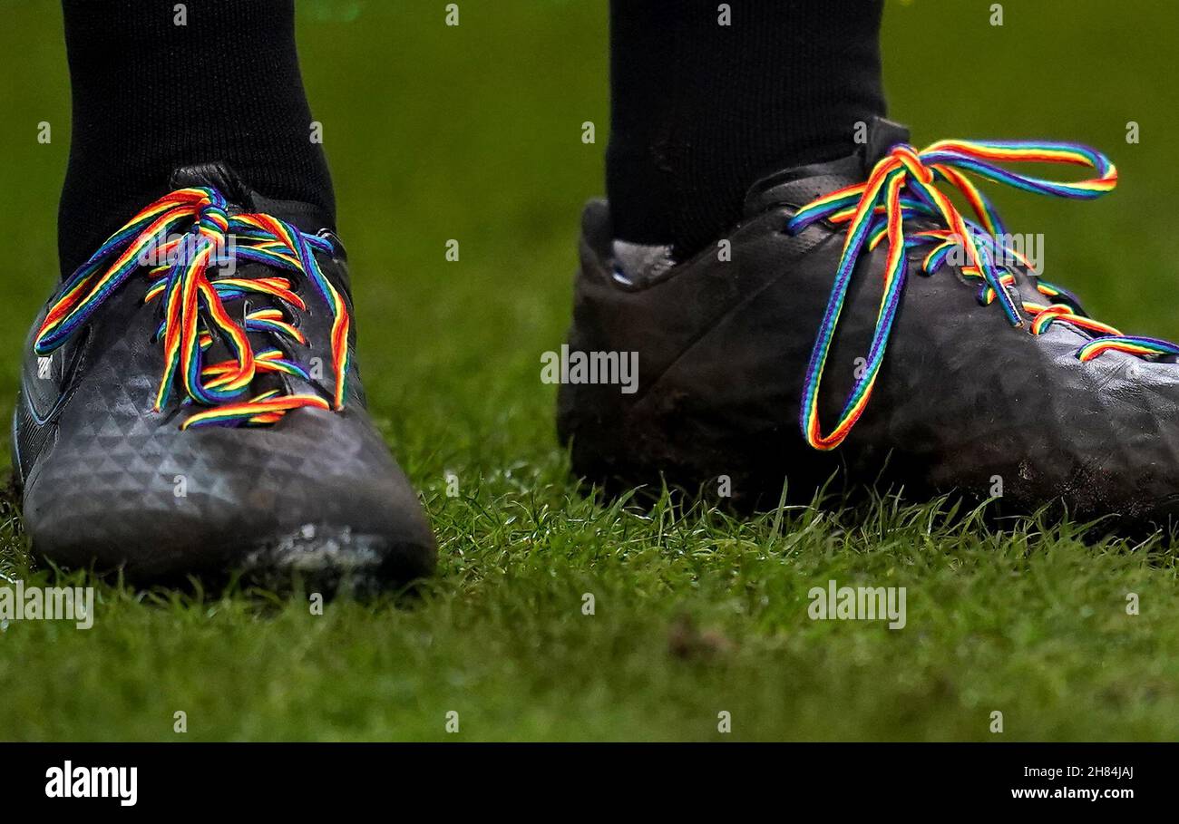 Primo piano di un assistente arbitro Rainbow Laces durante la partita del campionato Sky Bet al bet365 Stadium, Stoke-on-Trent. Data foto: Sabato 27 novembre 2021. Foto Stock