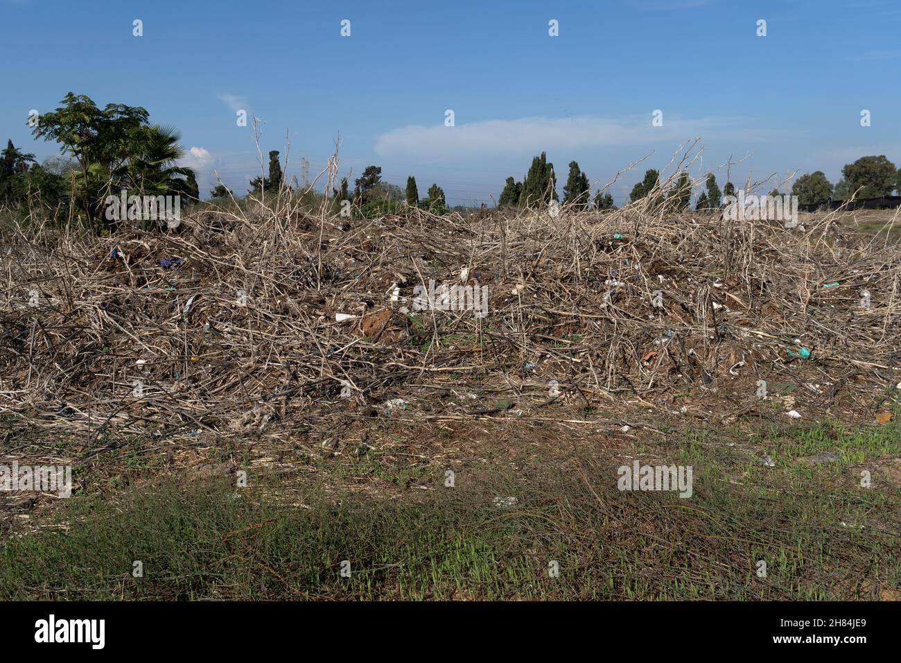 Terreno contaminato da residui industriali, plastica, ferro e nylon Foto Stock