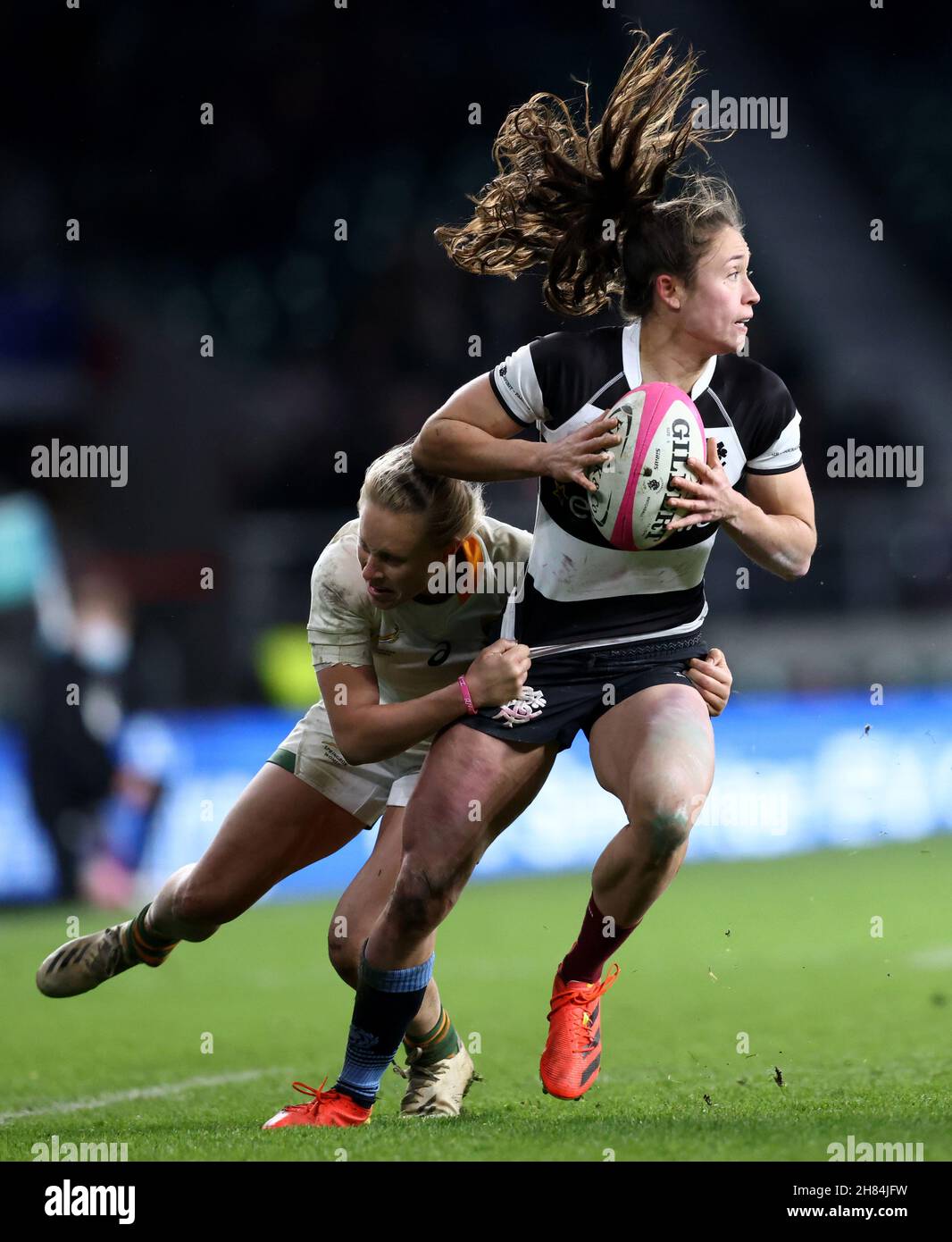 Londra, Inghilterra, 27 novembre 2021, Rugby Union, Killik Cup, Barbari Donne / Sudafrica Donne, Twickenham, 2021, 27/11/2021 Rhona Lloyd di Barbariani è affrontato da Eloise Webb del Sudafrica Credit:Paul Harding/Alamy Live News Foto Stock