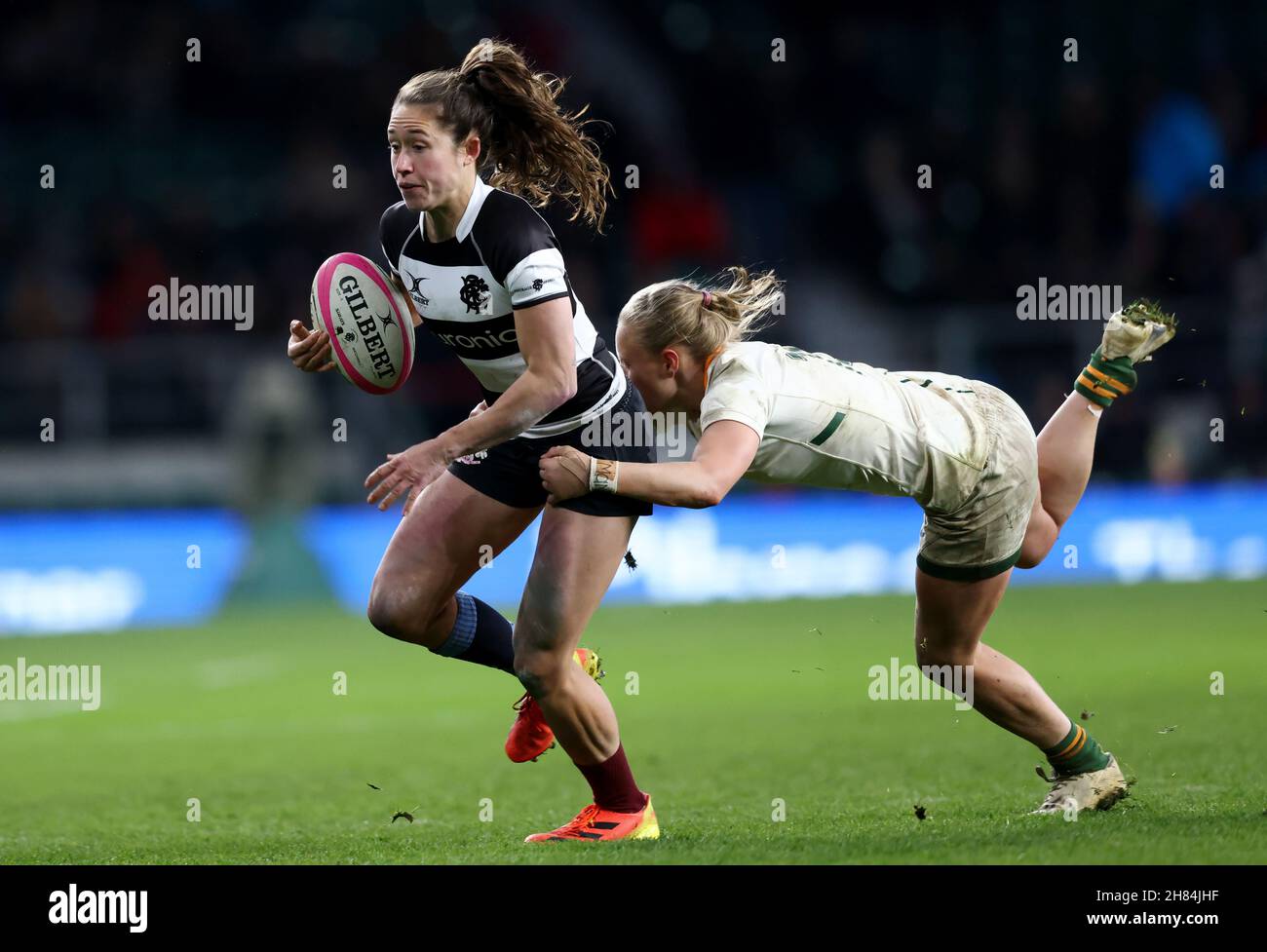 Londra, Inghilterra, 27 novembre 2021, Rugby Union, Killik Cup, Barbari Donne / Sudafrica Donne, Twickenham, 2021, 27/11/2021 Rhona Lloyd di Barbariani è affrontato da Eloise Webb del Sudafrica Credit:Paul Harding/Alamy Live News Foto Stock