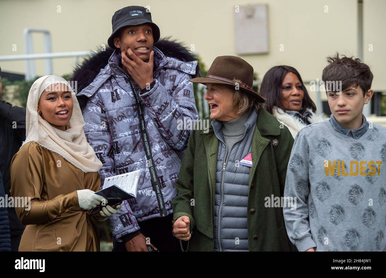 Ascot, Berkshire, Regno Unito. 20 novembre 2021. Khadijah Mellah di Brixton che ha fatto la storia come il primo jockey indossando un hijab per vincere in una gara di cavalli britannica competitiva guarda l'Ebony Horse Club Novices' Limited Handicap Steeple Chase insieme a Mikhi Fearon (centro) dal Ebony Horse Club insieme a Lady Steel (destra) credito: Maureen McLean/Alamy Foto Stock