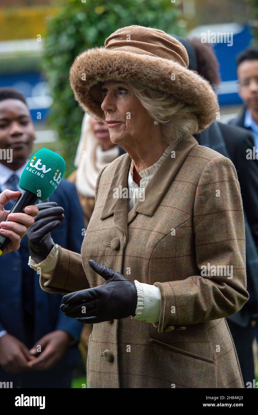 Ascot, Berkshire, Regno Unito. 20 novembre 2021. Camilla, duchessa della Cornovaglia e presidente dell'Ebony Horse Club di Brixton, è stata intervistata oggi da ITV Racing. La duchessa chiacchierò con i giovani dell'Ebony Horse Club, che aiuta i giovani a imparare a cavalcare dando loro la fiducia in se stessi. L'Ebony Horse Club Novices' Limited handicap Steeple Chase è stato vinto da jockey Bryony Frost su Horse Jeremy Pass e la Duchessa ha fatto la presentazione Credit: Maureen McLean/Alamy Foto Stock