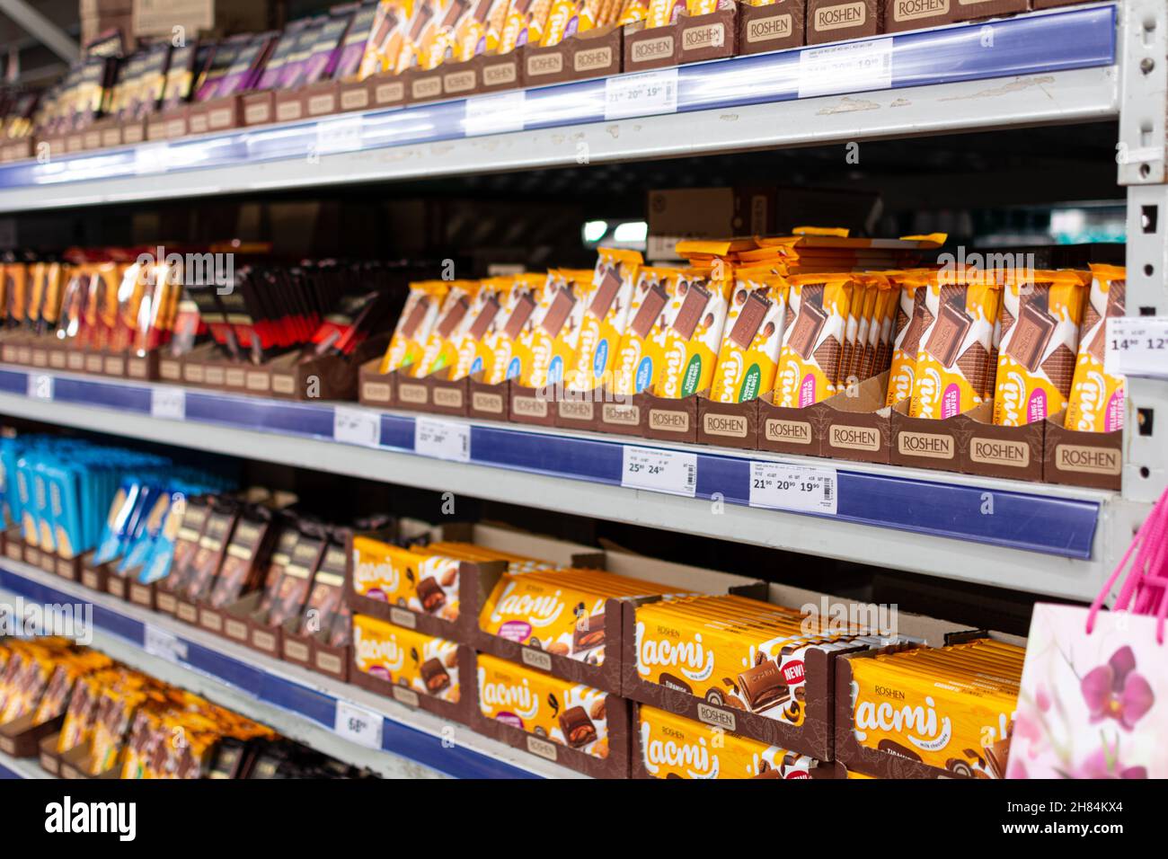 Odessa, Ucraina - 9 novembre 2021: Scaffale con tavolette di cioccolato nell'assortimento del marchio Roshen. Fuoco selettivo, profondità di campo poco profonda. Foto Stock