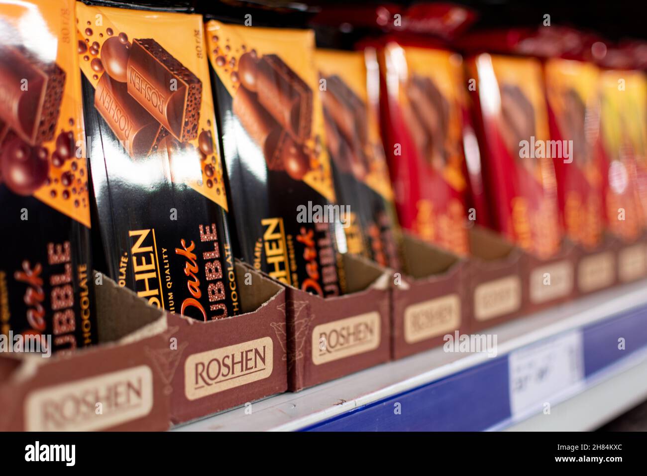 Odessa, Ucraina - 9 novembre 2021: Ripiano con cioccolato in piastrelle di marca Roshen. Fuoco selettivo, profondità di campo poco profonda. Foto Stock
