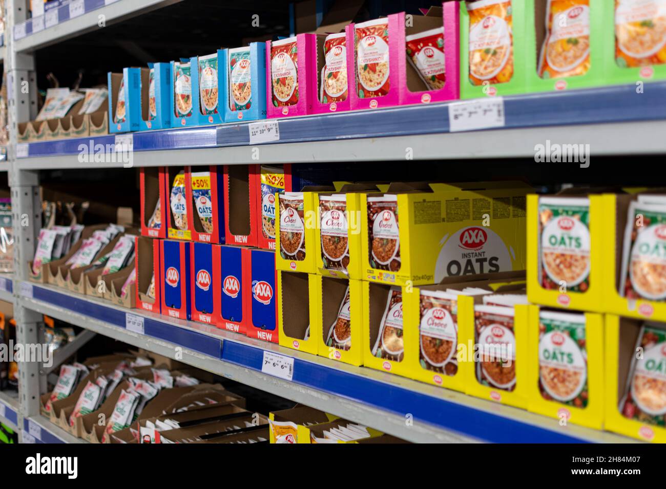 Odessa, Ucraina - 9 novembre 2021: Vetrina con porridge istantaneo di farina d'avena del marchio Axa. All'interno del supermercato Metro Cash Carry. Foto Stock