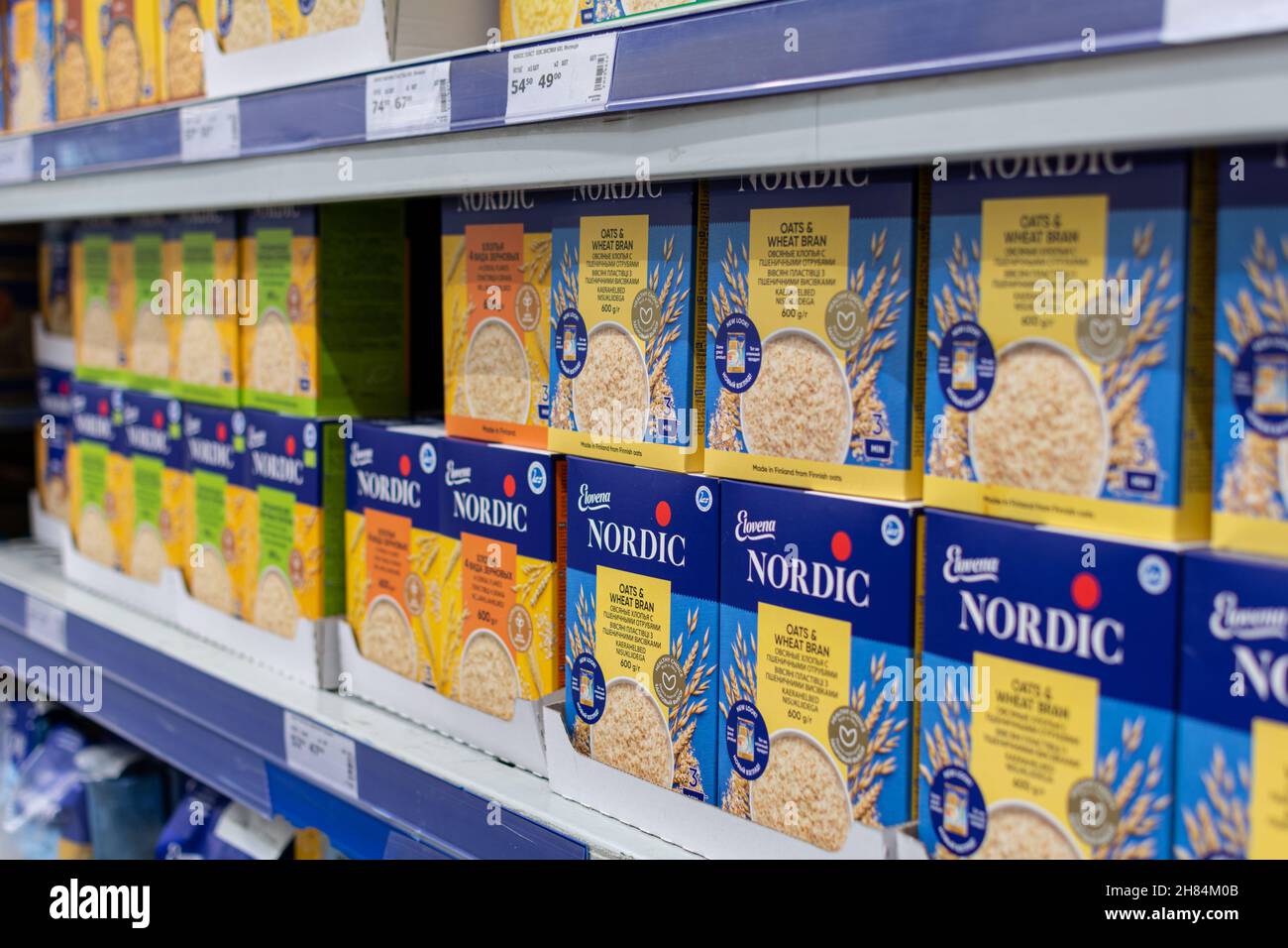 Odessa, Ucraina - 9 novembre 2021: Vetrina con il marchio nordico Instant porridge. All'interno del supermercato Metro Cash Carry. Foto Stock