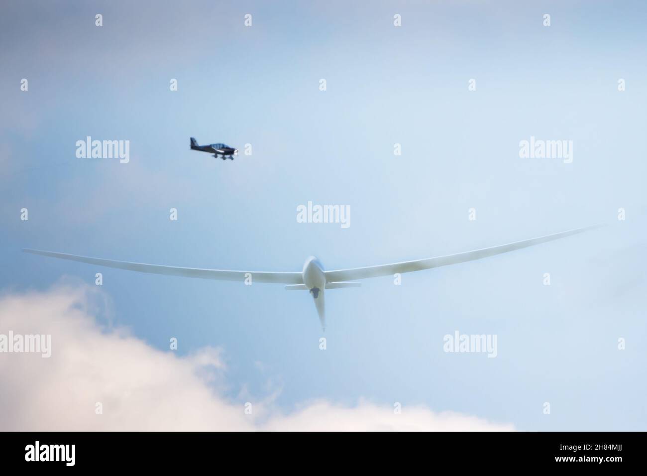 un piccolo aereo privato a motore singolo che vola su un aliante Foto Stock
