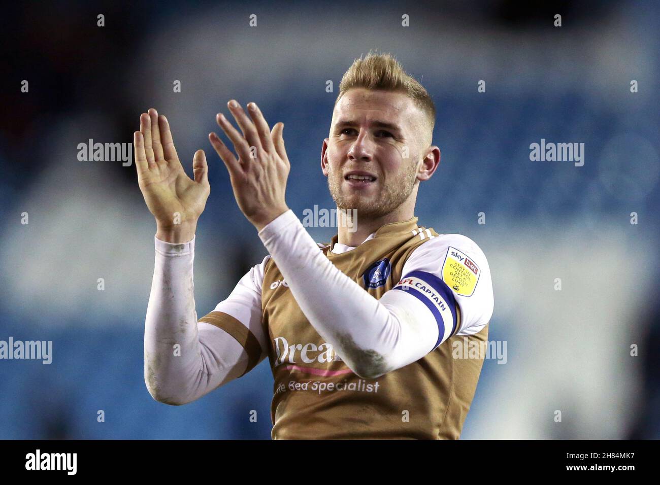 Jason McCarthy di Wycombe Wanderers applaude i fan che hanno seguito la partita della Sky Bet League uno all'Hillsborough Stadium di Sheffield. Data foto: Sabato 27 novembre 2021. Foto Stock