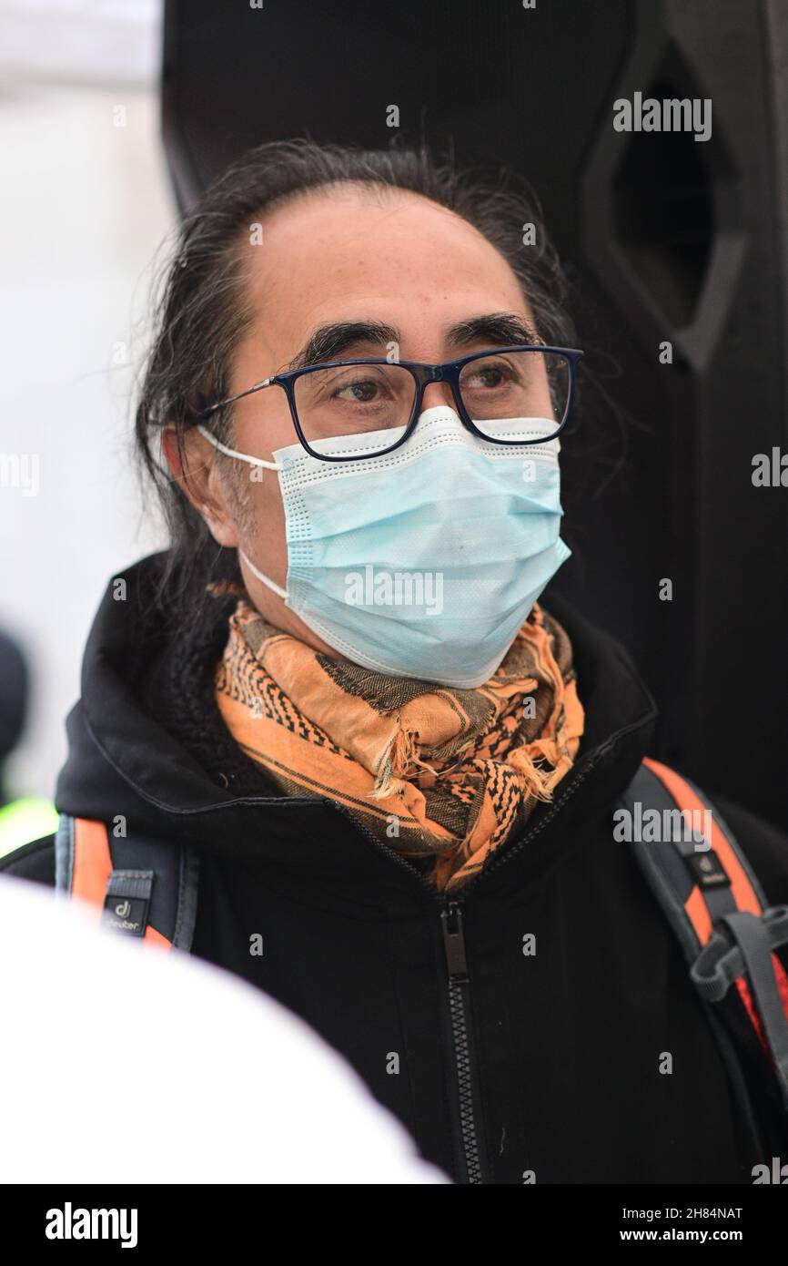 Relatori Bobby Chan rally, No alla Nuova Guerra fredda - Stop Racism - Stop Asian Hate, Chinatown London il 27 novembre 2021. Foto Stock