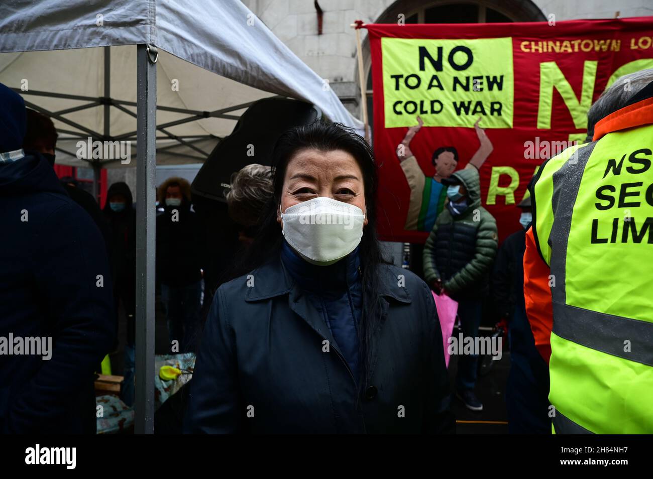 Relatori Dr Ping Hua rally, No a New Cold War - Stop Racism - Stop Asian Hate, Chinatown London il 27 novembre 2021. Foto Stock