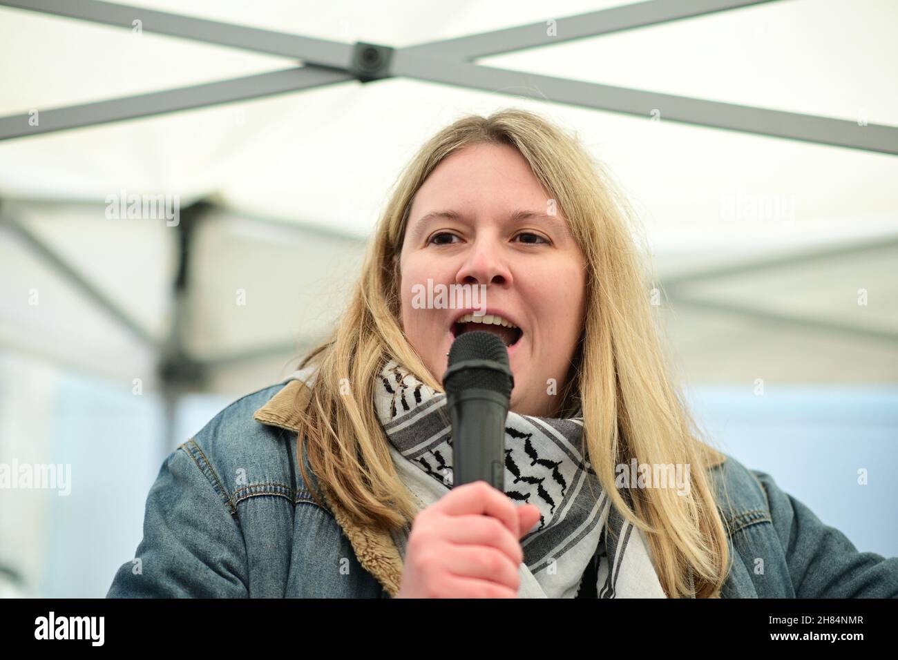 Relatori Fiona Edwards rally, No to New Cold War - Stop Racism - Stop Asian Hate, Chinatown London il 27 novembre 2021. Foto Stock