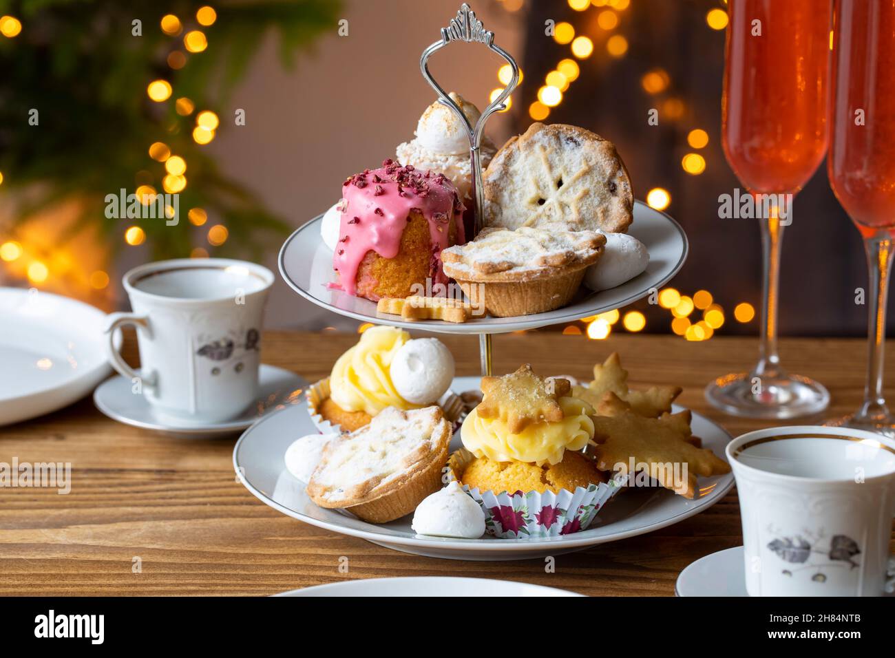 Tè pomeridiano di Natale con torte mince, torte e biscotti Foto Stock