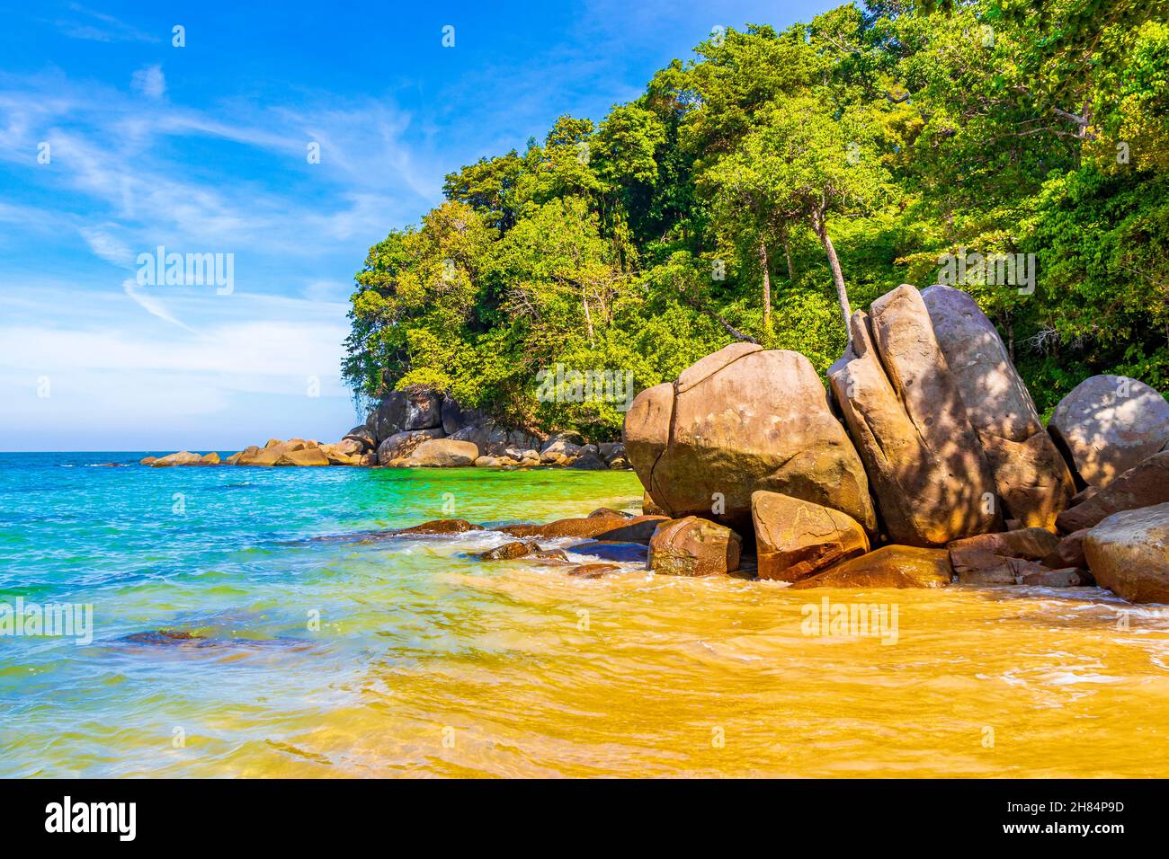 Bella incredibile piccola spiaggia di sabbia paesaggio vista panoramica del Lam RU Lamru Nationalpark a Khao Lak Khuekkhak Takua Pa Phang-nga Thailandia. Foto Stock