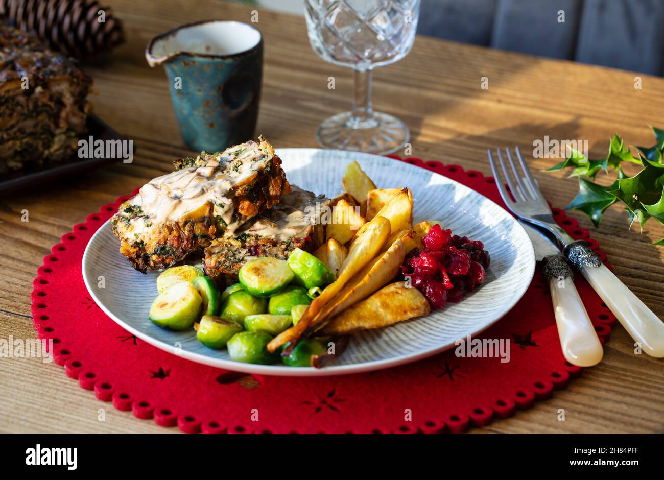 Cena vegetariana di Natale con arrosto di noci, salsa di funghi, parnici arrosto e cavolini di bruxelles Foto Stock