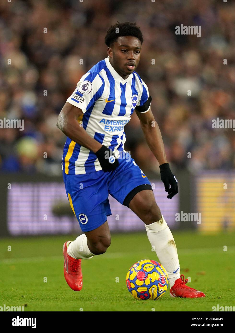 Brighton e Hove Albion's Tariq Lamptey durante la partita della Premier League all'American Express Community Stadium di Brighton. Data foto: Sabato 27 novembre 2021. Foto Stock