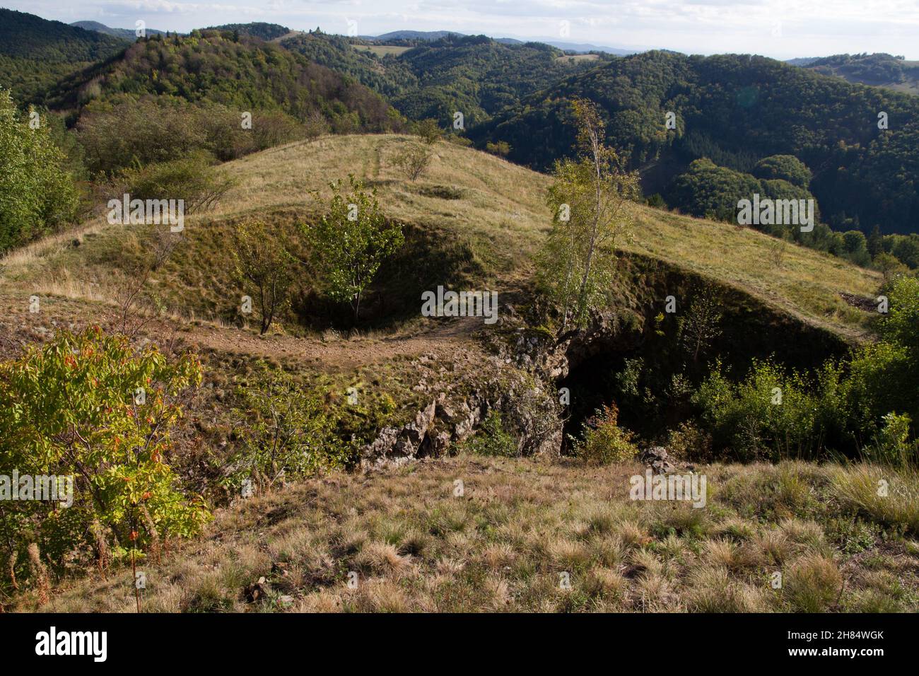 Aperture di miniere sotterranee situate sulla vena principale in cima alla collina di Baniště. Parte del sito UNESCO legata alla vecchia miniera vicino a Banská Štivanica. Foto Stock