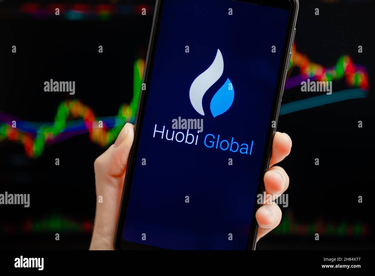 Ucraina, Odessa - 9 ottobre 2021: App mobile Huobi Global in esecuzione sullo schermo dello smartphone con grafico a candelabro di trading in background. Huobi Global è Foto Stock