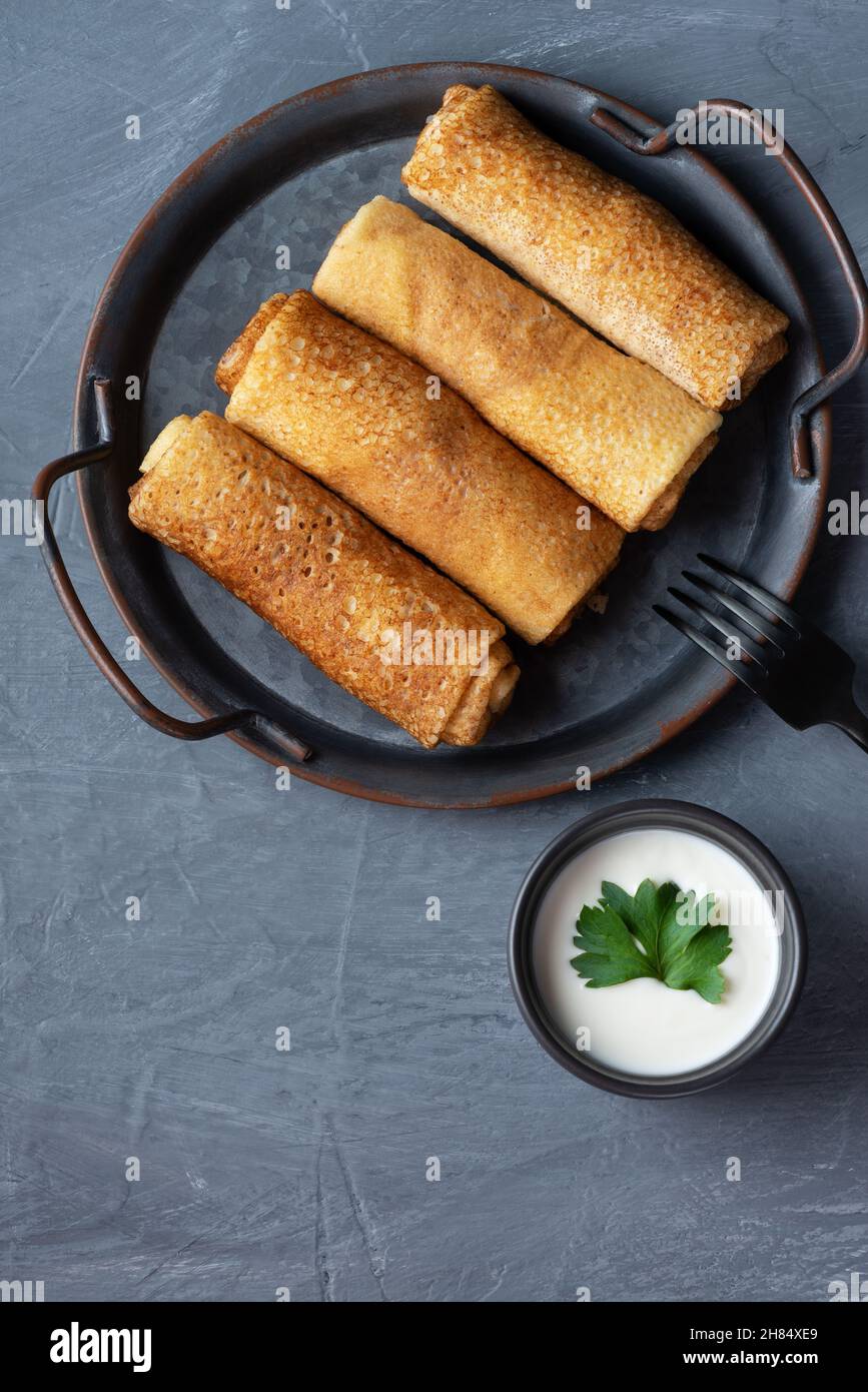 Pancake sottili o crepes farciti con formaggio caserma e uvetta Foto Stock