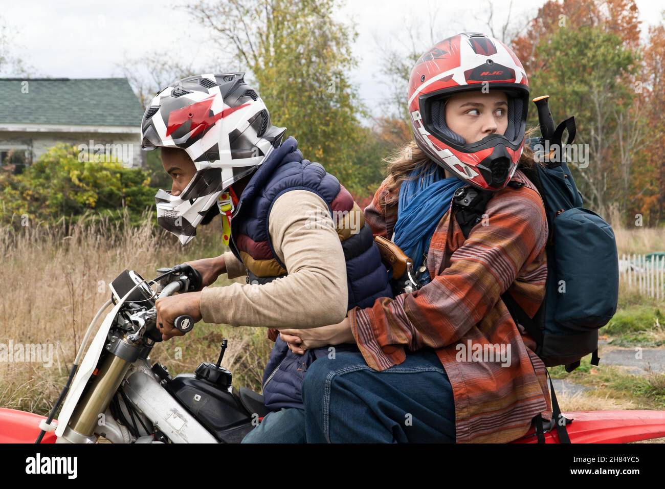 USA. Chloe Grace Moretz e Algee Smith nel nuovo film (C)Hulu : Resident ...
