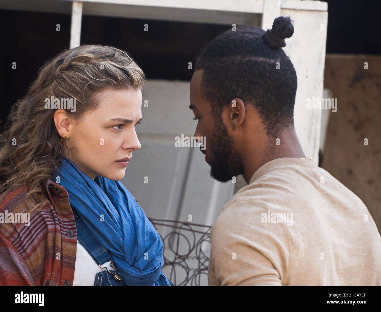USA. Chloe Grace Moretz e Algee Smith nel nuovo film (C)Hulu : Resident ...
