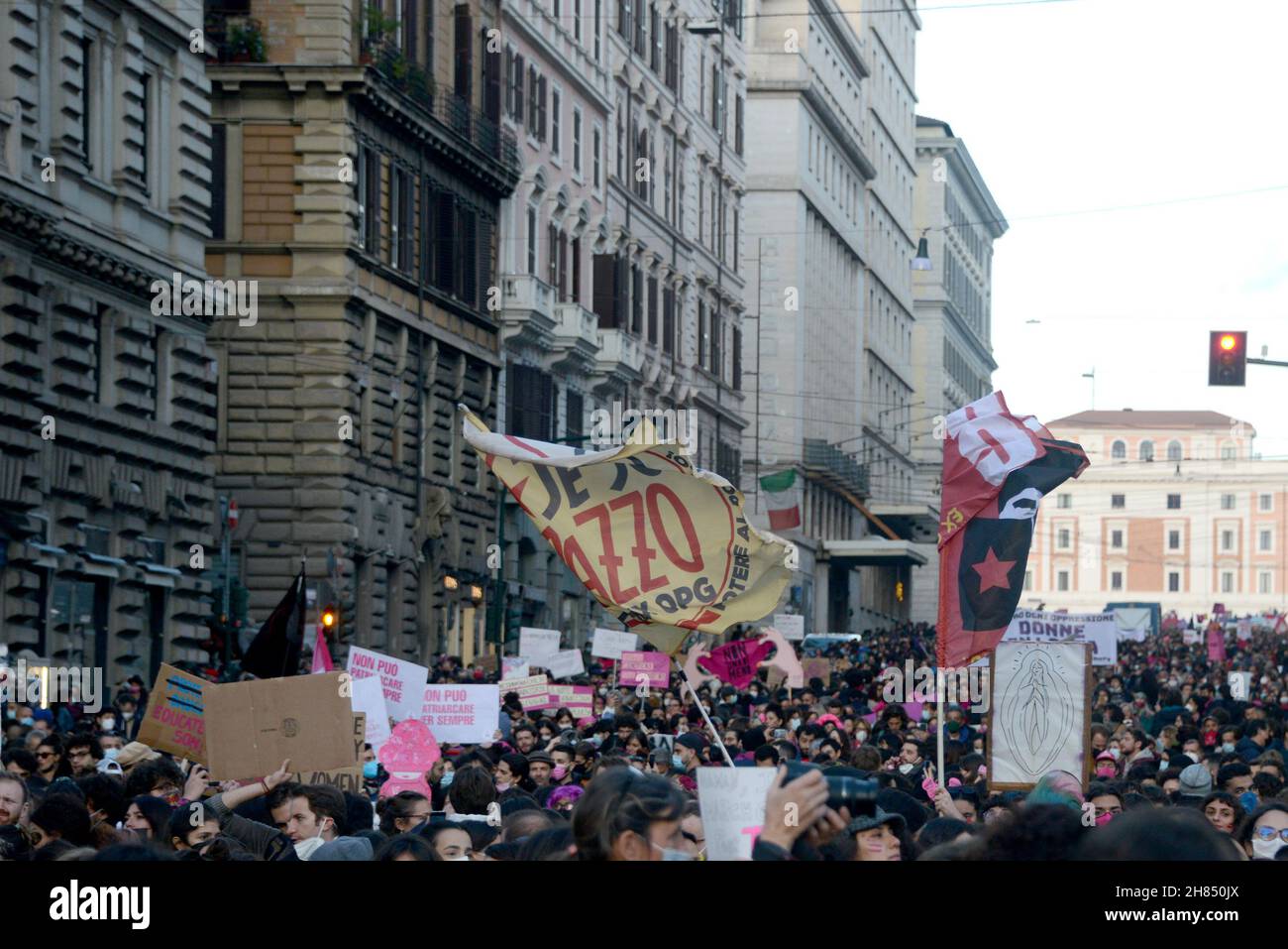 Roma, Italia. 27 novembre 2021. La sfilata Credit: Independent Photo Agency/Alamy Live News Foto Stock