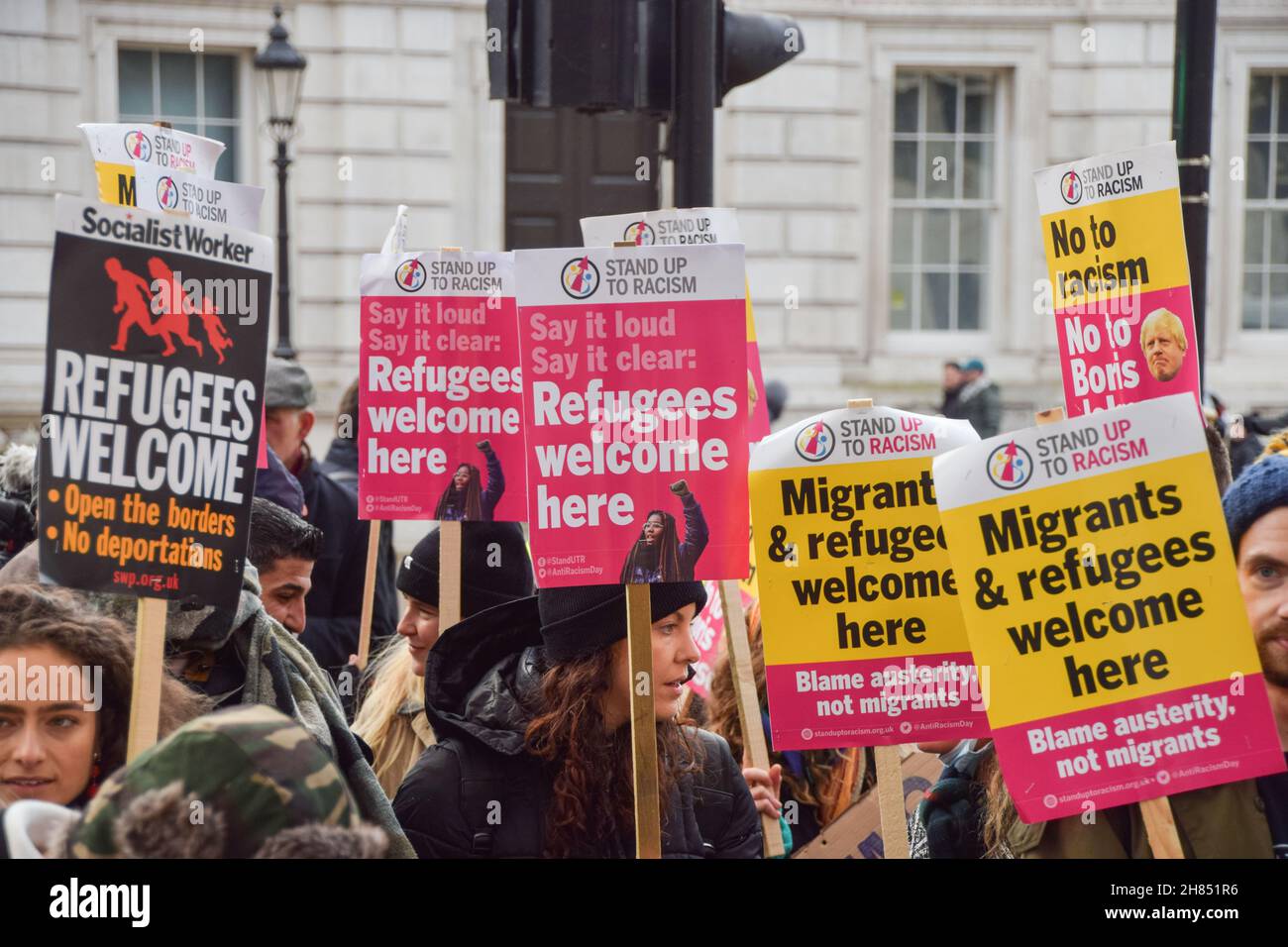 Londra, Regno Unito. 27 novembre 2021. I manifestanti hanno appluso i cartelli di benvenuto dei rifugiati durante la manifestazione.i manifestanti si sono riuniti fuori Downing Street in solidarietà con i rifugiati, dopo che 27 migranti annegati nella Manica cercavano di arrivare nel Regno Unito dalla Francia. Credit: SOPA Images Limited/Alamy Live News Foto Stock