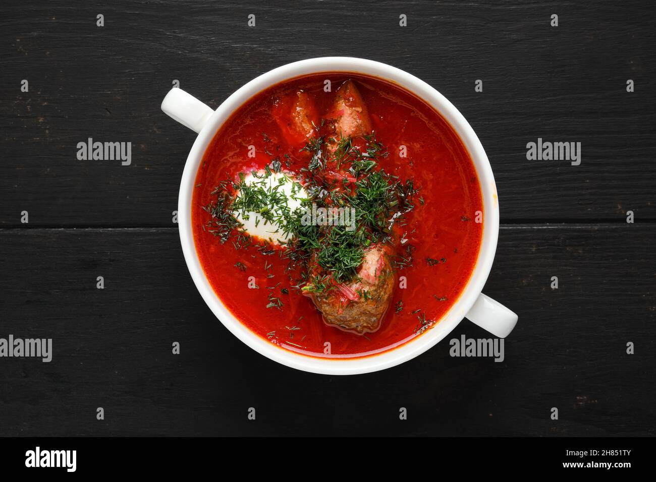 Vista dall'alto della zuppa di pomodoro calda con costolette di manzo Foto Stock