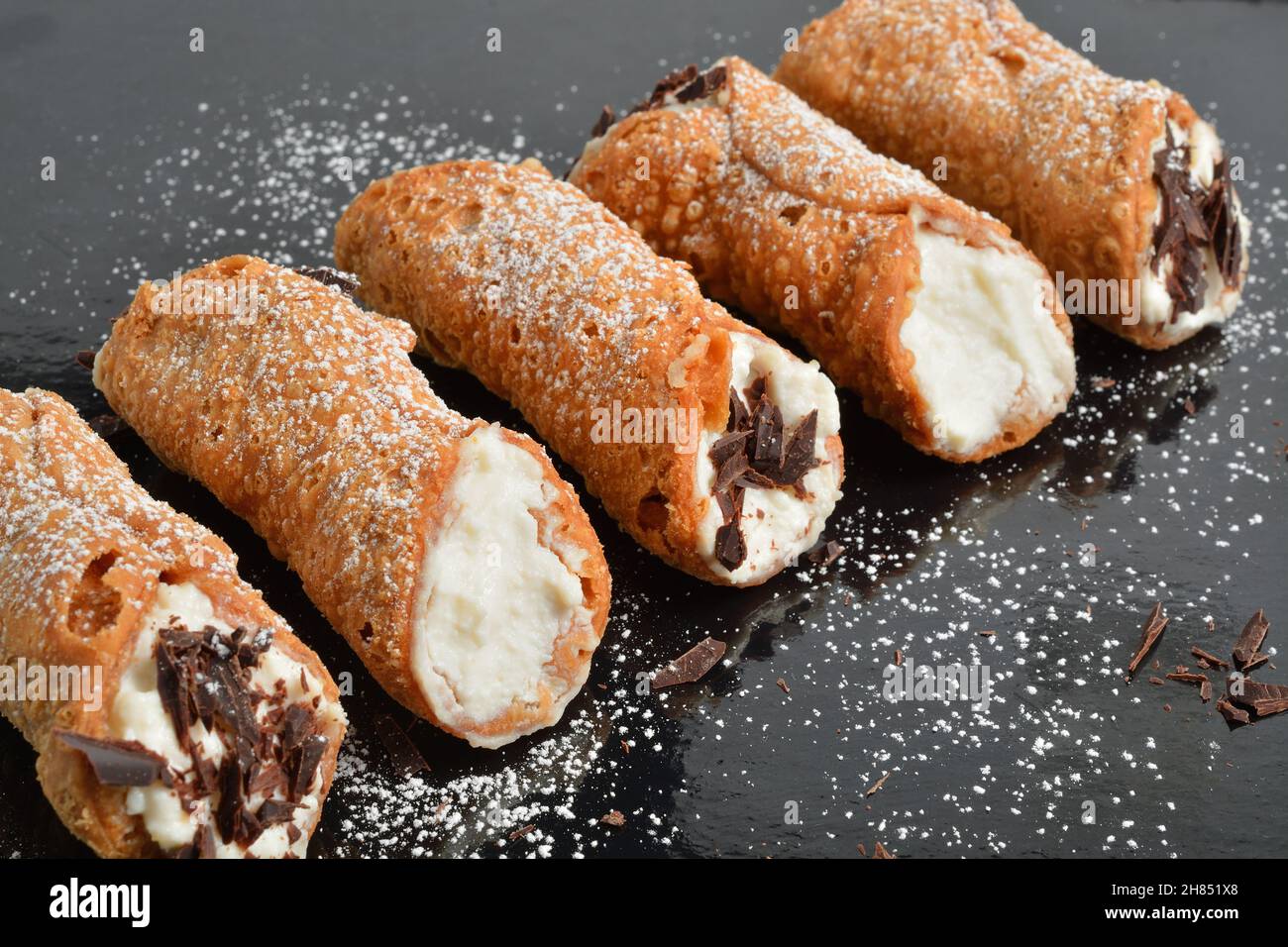 Cannoli siciliani fatti in casa con ricotta e gocce di cioccolato. DOF. Poco profonda Foto Stock