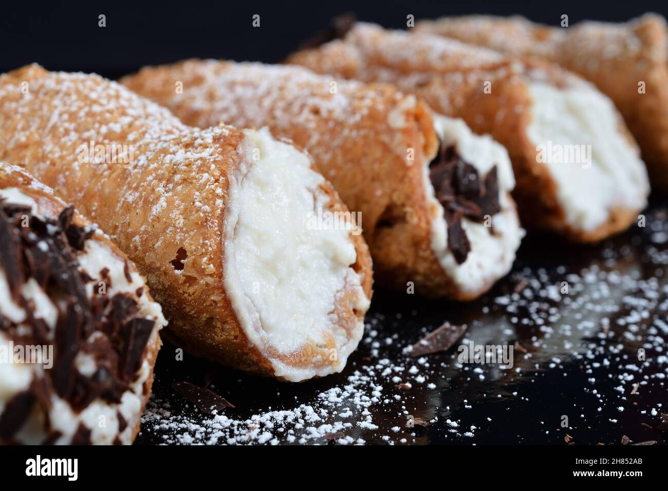 Cannoli siciliani fatti in casa con ricotta e gocce di cioccolato. DOF. Poco profonda Foto Stock