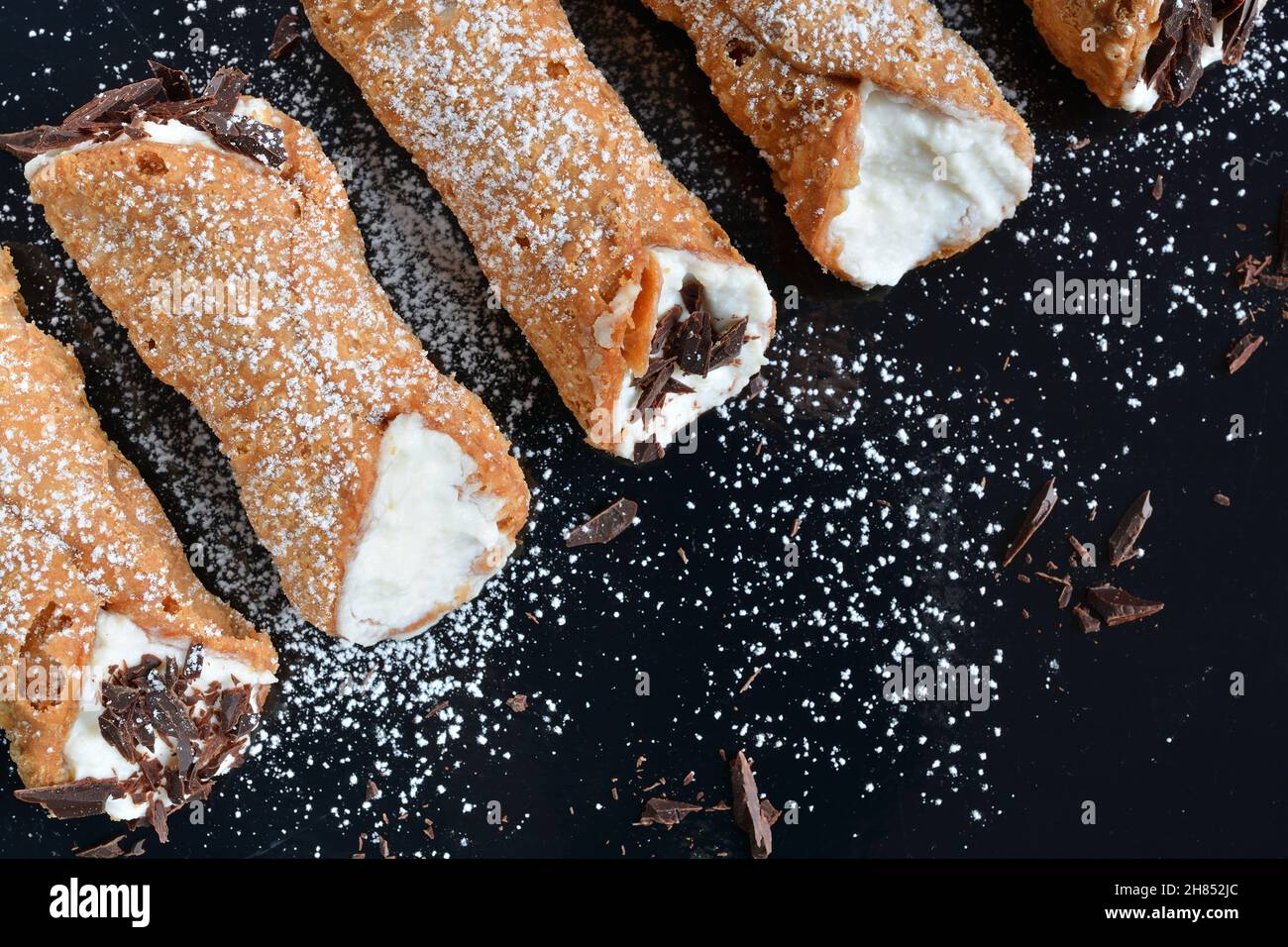 Cannoli siciliani fatti in casa con ricotta e gocce di cioccolato. Vista dall'alto. Foto Stock