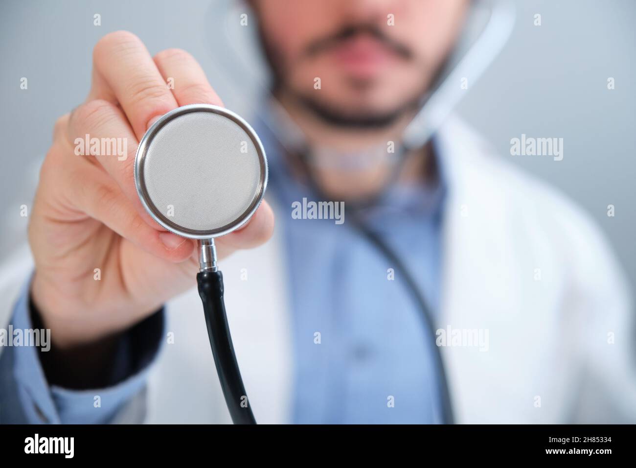 Medico irriconoscibile usando uno stetoscopio. Foto Stock