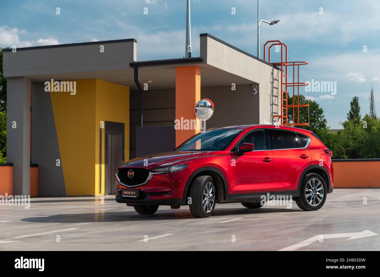 Kiev, Ucraina - 30 giugno 2021: Nuovo SUV Mazda CX-5 al parcheggio Foto Stock