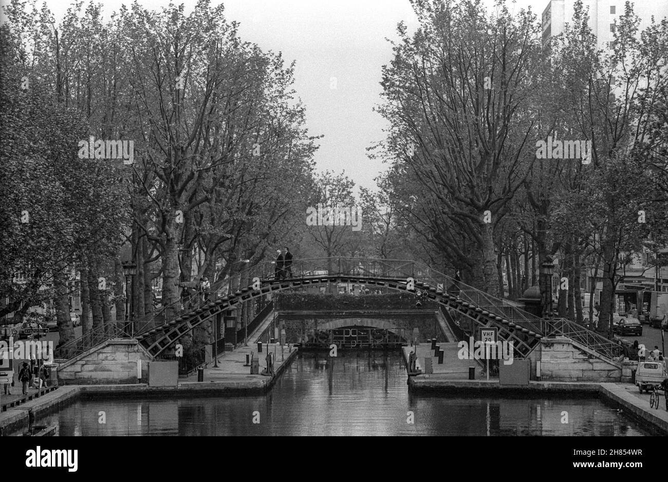 Aprile 1993 archivio fotografia in bianco e nero del Canal St Martin di Parigi. Foto Stock