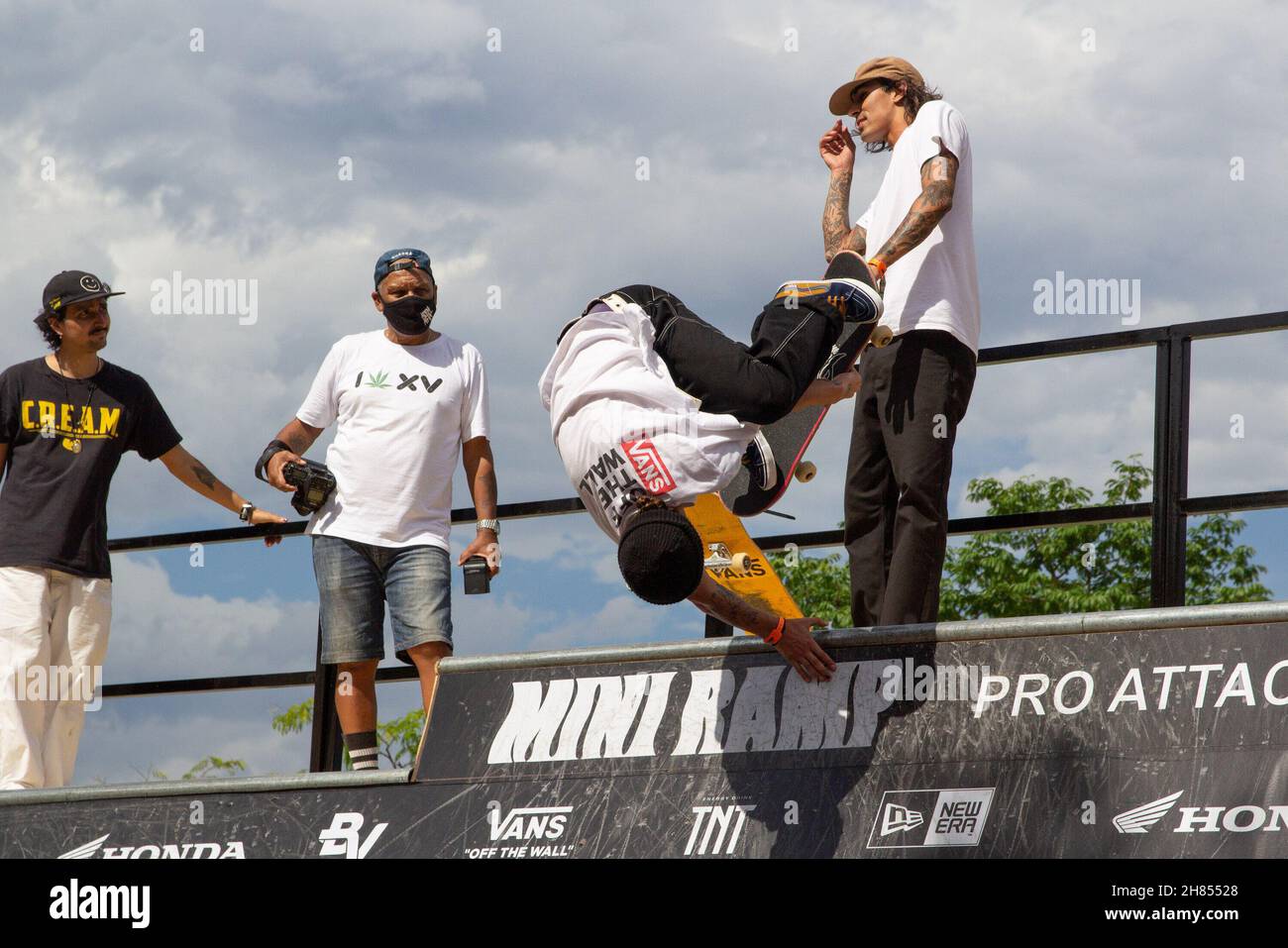 Rio de Janeiro, Rio de Janeiro, Brasile. 27 novembre 2021. Skate STU Mini Ramp Pro Attack a Rio de Janeiro: Novembre 27, 2021, Rio de Janeiro, Brasile: Gli skater eseguono manovre durante la seconda tappa dell'anno del circuito brasiliano Mini Ramp, in Piazza Maua, nel centro di Rio de Janeiro, sabato (27). L'evento si svolge in collaborazione con il municipio di Rio de Janeiro. Credit: Erica Martin/TheNews2 (Credit Image: © Erica Martin/TheNEWS2 via ZUMA Press Wire) Foto Stock