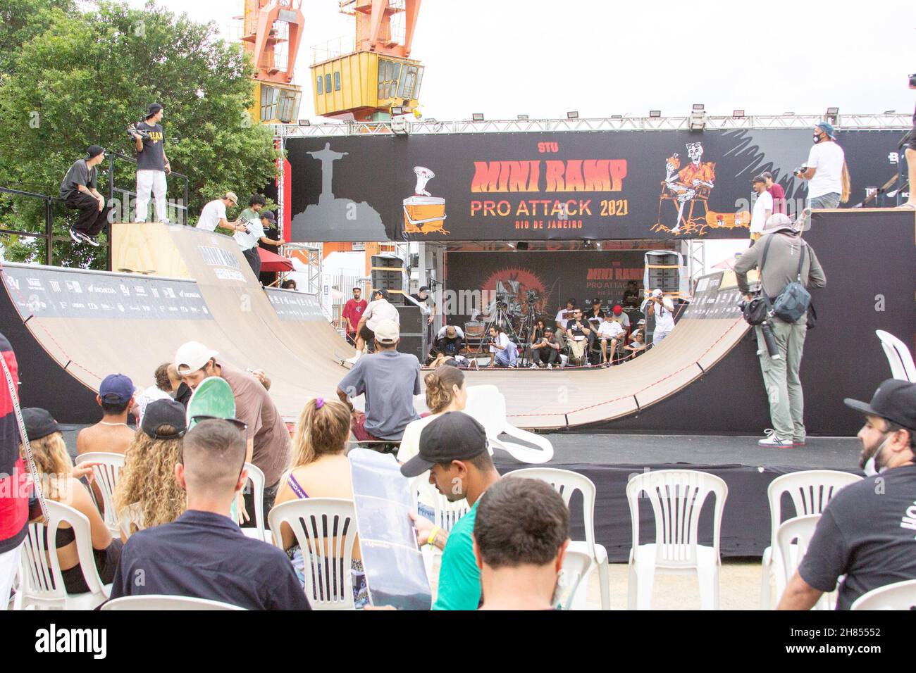 Rio de Janeiro, Rio de Janeiro, Brasile. 27 novembre 2021. Skate STU Mini Ramp Pro Attack a Rio de Janeiro: Novembre 27, 2021, Rio de Janeiro, Brasile: Gli skater eseguono manovre durante la seconda tappa dell'anno del circuito brasiliano Mini Ramp, in Piazza Maua, nel centro di Rio de Janeiro, sabato (27). L'evento si svolge in collaborazione con il municipio di Rio de Janeiro. Credit: Erica Martin/TheNews2 (Credit Image: © Erica Martin/TheNEWS2 via ZUMA Press Wire) Foto Stock