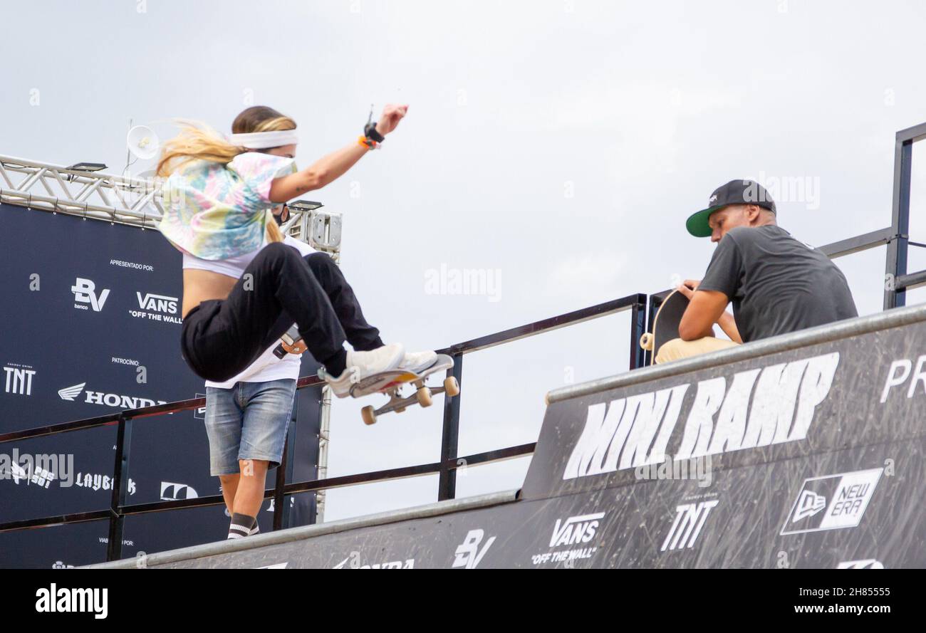 Rio de Janeiro, Rio de Janeiro, Brasile. 27 novembre 2021. Skate STU Mini Ramp Pro Attack a Rio de Janeiro: Novembre 27, 2021, Rio de Janeiro, Brasile: Gli skater eseguono manovre durante la seconda tappa dell'anno del circuito brasiliano Mini Ramp, in Piazza Maua, nel centro di Rio de Janeiro, sabato (27). L'evento si svolge in collaborazione con il municipio di Rio de Janeiro. Credit: Erica Martin/TheNews2 (Credit Image: © Erica Martin/TheNEWS2 via ZUMA Press Wire) Foto Stock