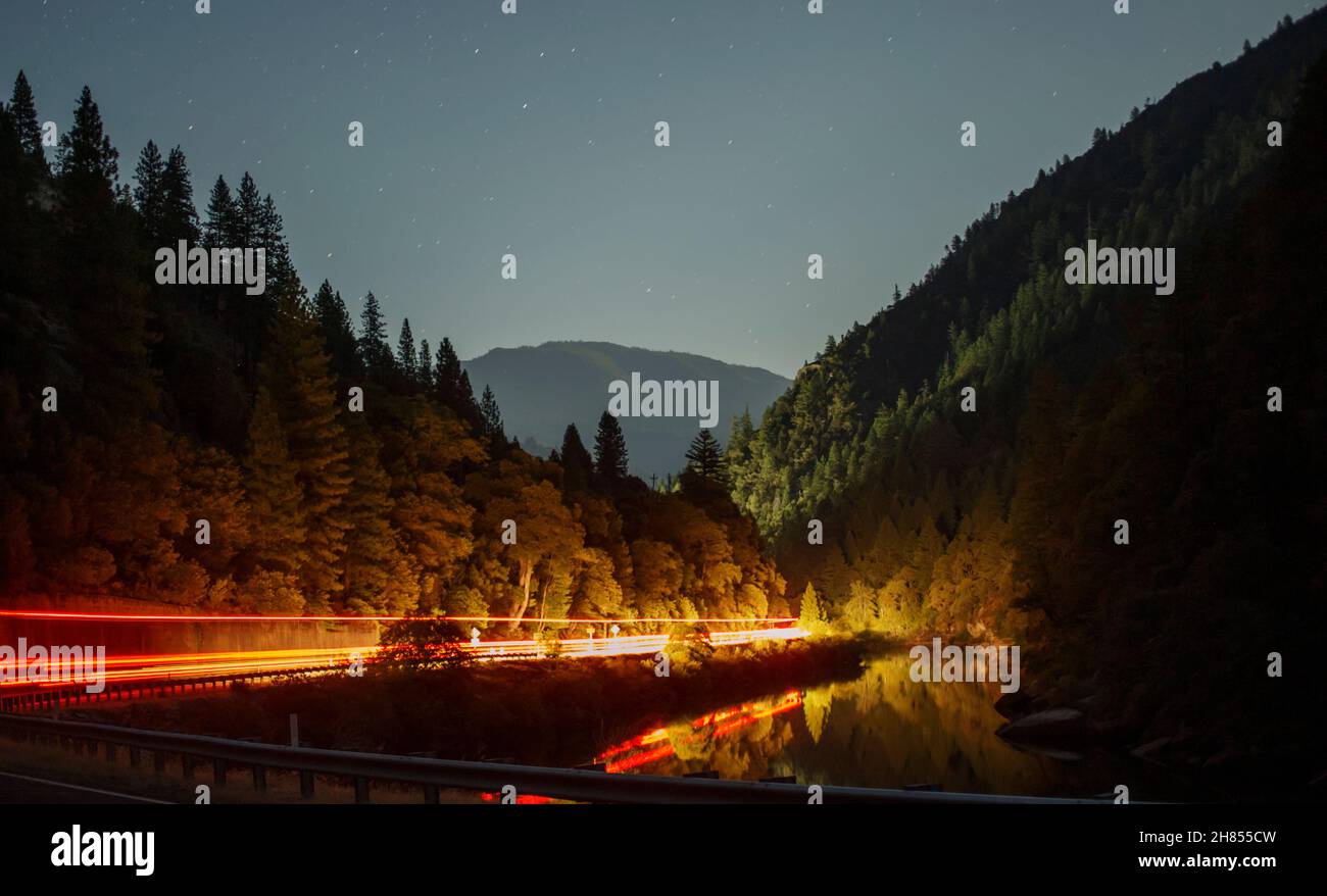 Percorsi leggeri attraverso il canyon Foto Stock
