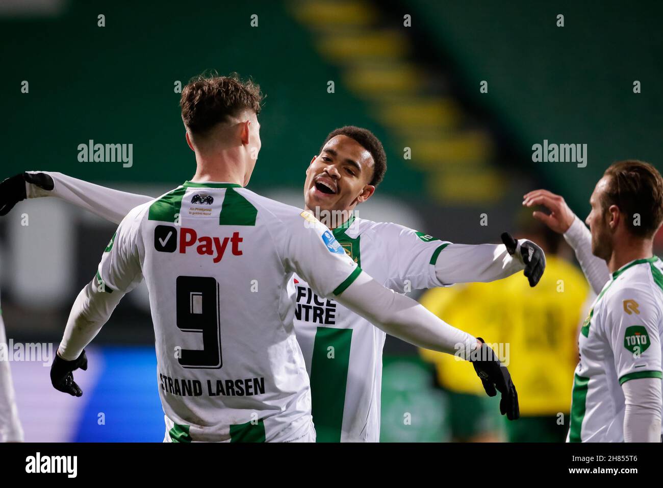 SITTARD, PAESI BASSI - NOVEMBRE 27: Jorgen Strand Larsen del FC Groningen festeggia dopo aver segnato le sue parti quarto obiettivo con Cyril Ngonge del FC Groningen durante la partita olandese Eredivie tra Fortuna Sittard e FC Groningen allo Stadion Fortuna Sittard il 27 novembre 2021 a Sittard, Paesi Bassi (Foto di Broer van den Boom/Orange Pictures) Foto Stock