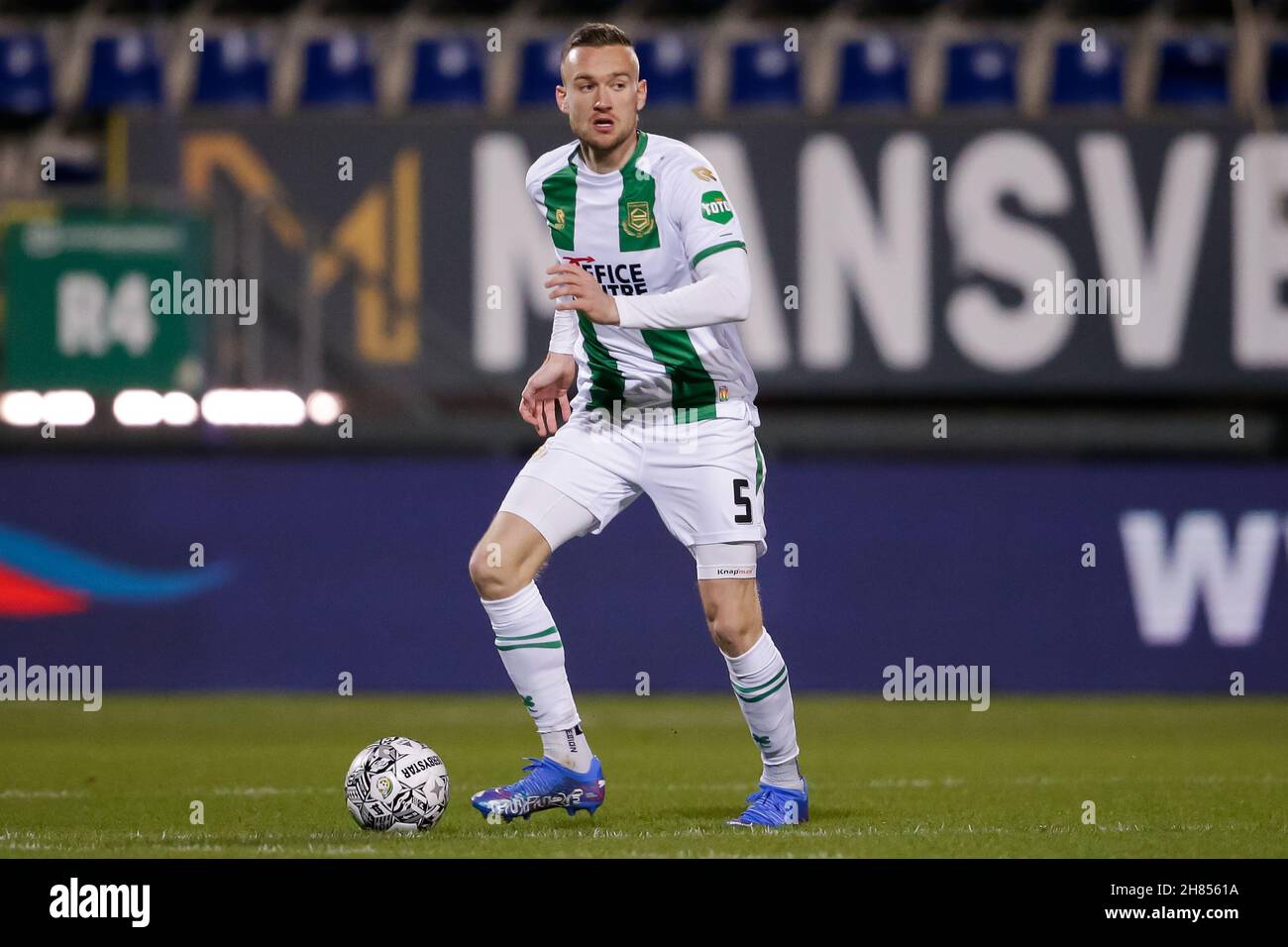 SITTARD, PAESI BASSI - NOVEMBRE 27: Mike te Wierik del FC Groningen si è fatto strada con la palla durante la partita olandese Eredivie tra Fortuna Sittard e FC Groningen al Fortuna Sittard Stadion il 27 Novembre 2021 a Sittard, Paesi Bassi (Foto di Broer van den Boom/Orange Pictures) Foto Stock