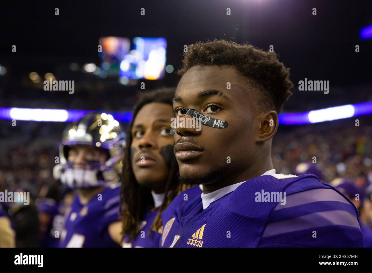 Washington running back Jay'Veon Domenica (a destra) attende la moneta lancio alla 113esima Apple Cup presso l'Husky Stadium di Seattle venerdì 26 novembre 2021. I Washington state Cougars hanno sconfitto i Washington Huskies con una vittoria del 40-13. Foto Stock