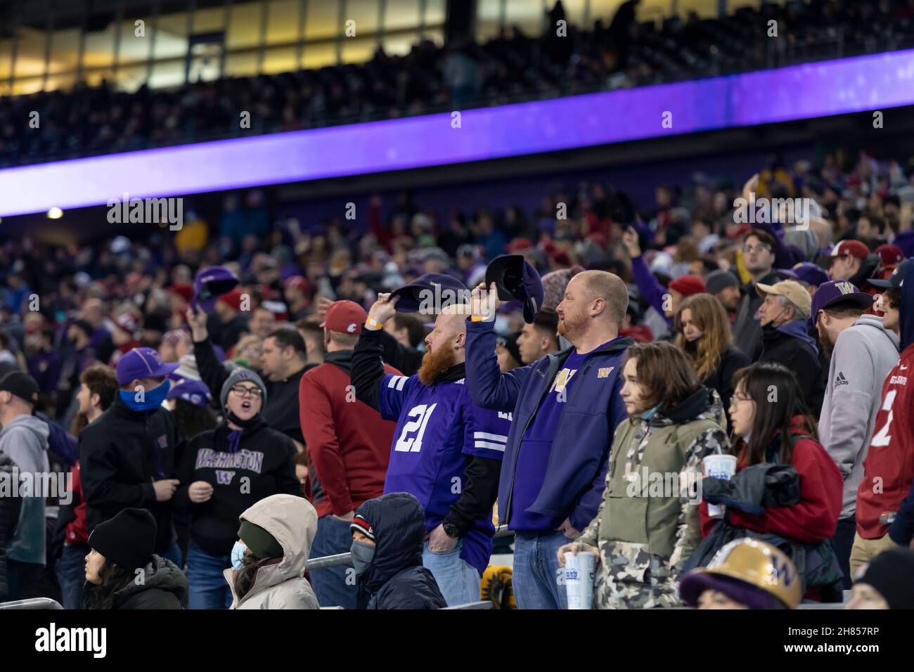 I fan delusi di UW danno un halfhearted cheers durante il terzo trimestre alla 113esima Apple Cup all'Husky Stadium di Seattle venerdì 26 novembre 2021. I Washington state Cougars hanno sconfitto i Washington Huskies con una vittoria del 40-13. Foto Stock