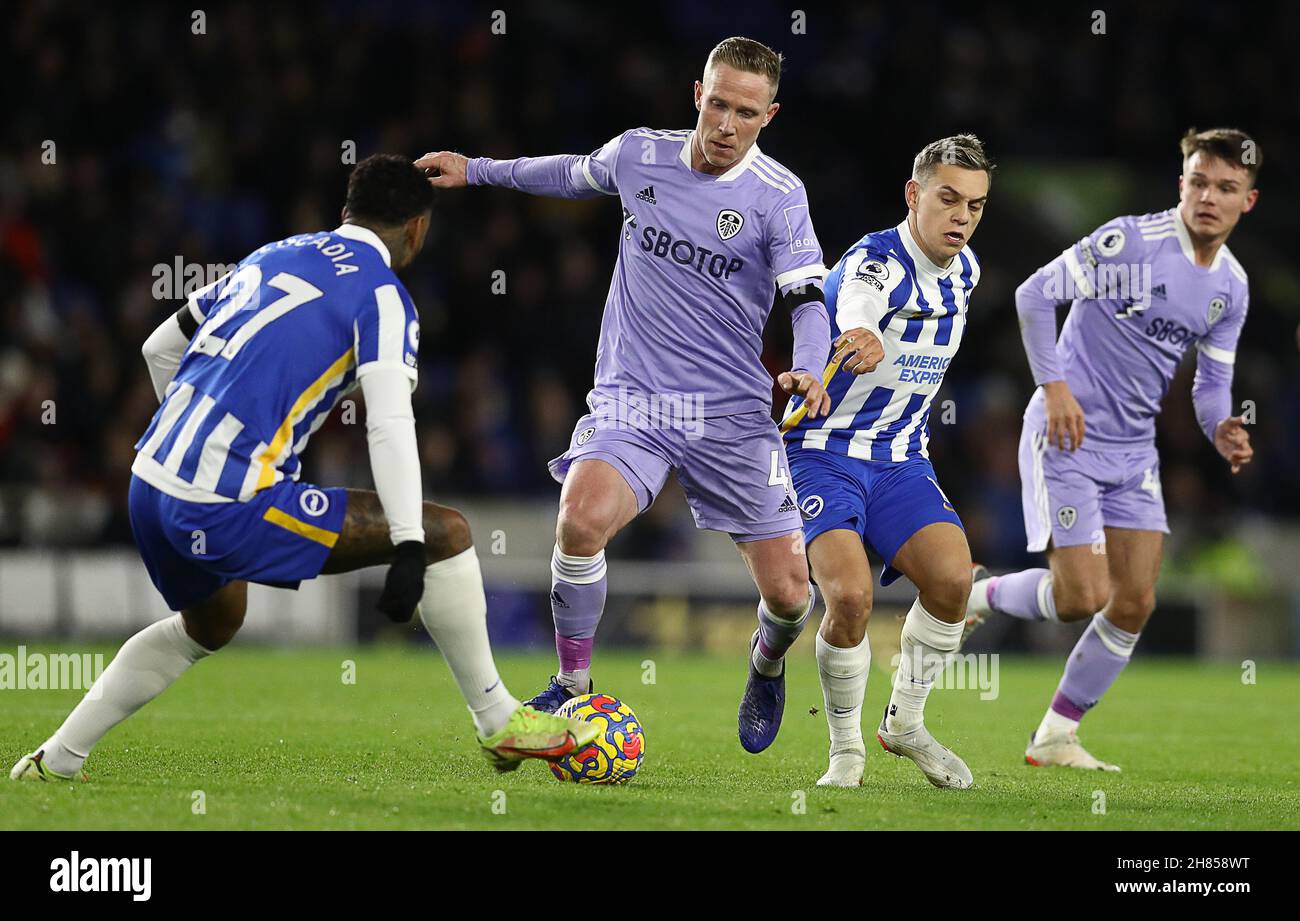 Brighton and Hove, Inghilterra, 27 novembre 2021. Adam Forshaw di Leeds United è sfidato da Jürgen Locadia (L) e Leandro Trossard di Brighton e Hove Albion durante la partita della Premier League allo stadio AMEX, Brighton e Hove. Il credito d'immagine dovrebbe leggere: Paul Terry / Sportimage Foto Stock