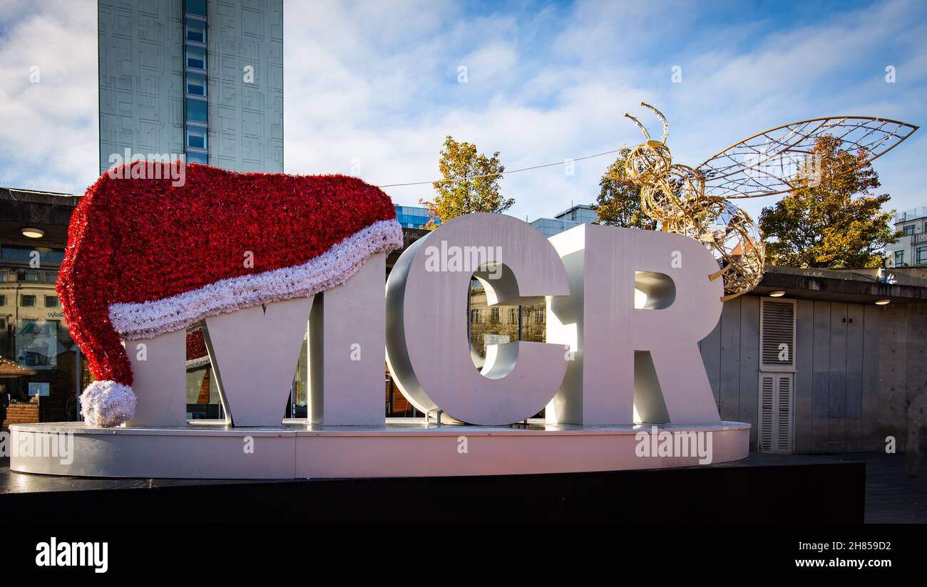 MCR con Santa Hat e Golden Manchester Bee in mostra a Piccadilly Gardens, Manchester, Inghilterra, Regno Unito. 2021 Foto Stock