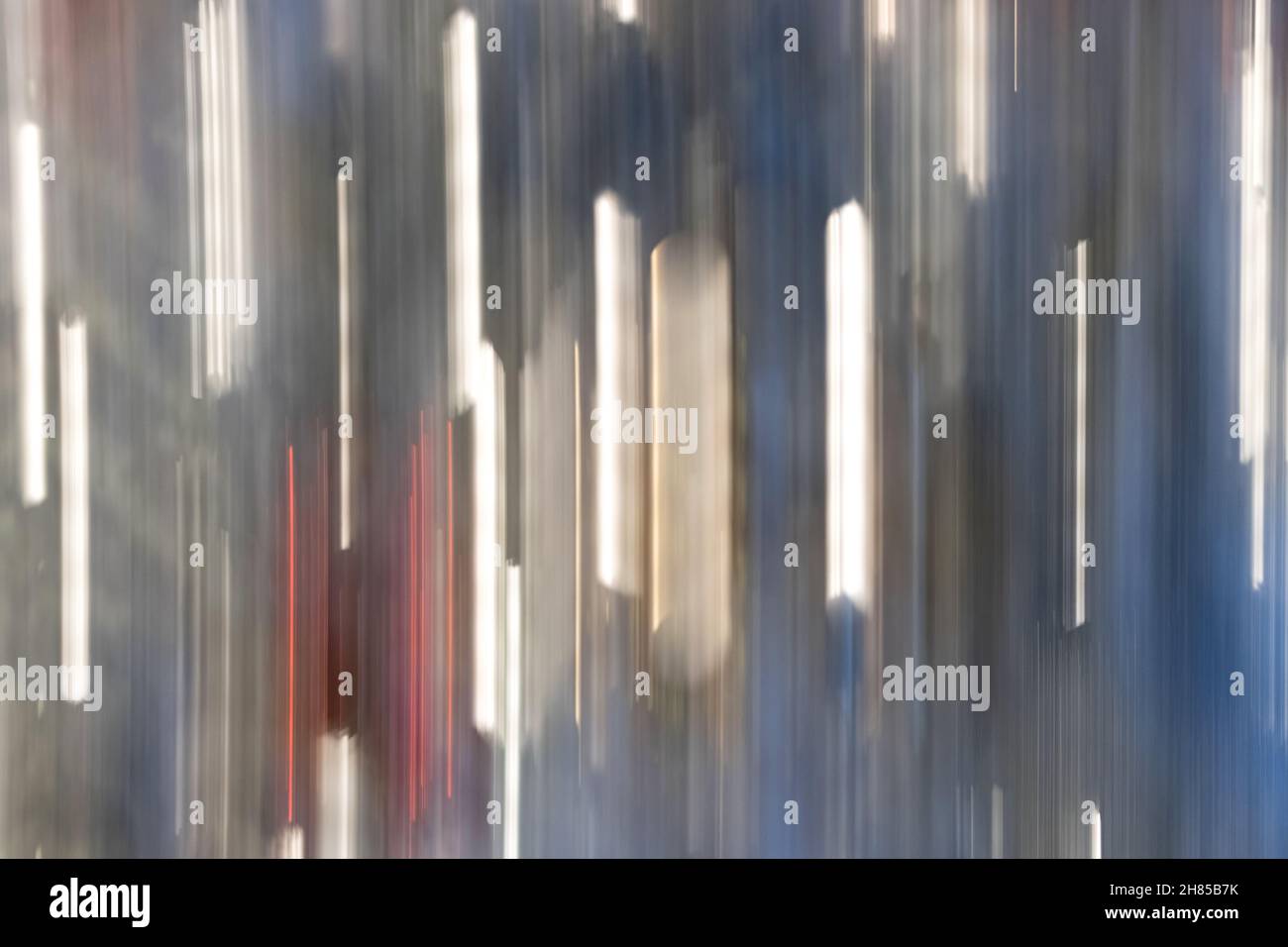 immagine di sfondo astratta con strisce verticali in movimento di luce luminosa in rosso, bianco e blu, ideale per concetti elettrici, tecnologici e brillanti Foto Stock
