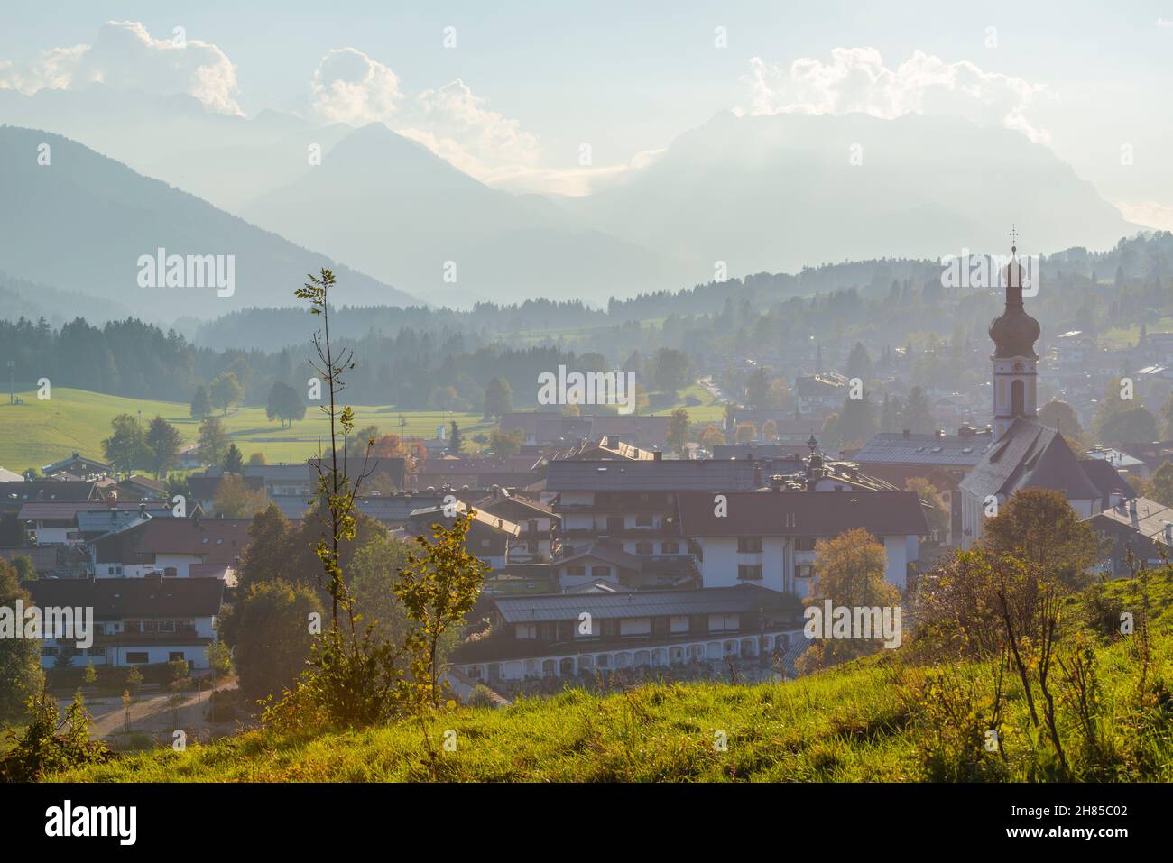 Vista su Reit im Winkl, regione di Chiemgau, alta Baviera, Germania meridionale, Europa Foto Stock