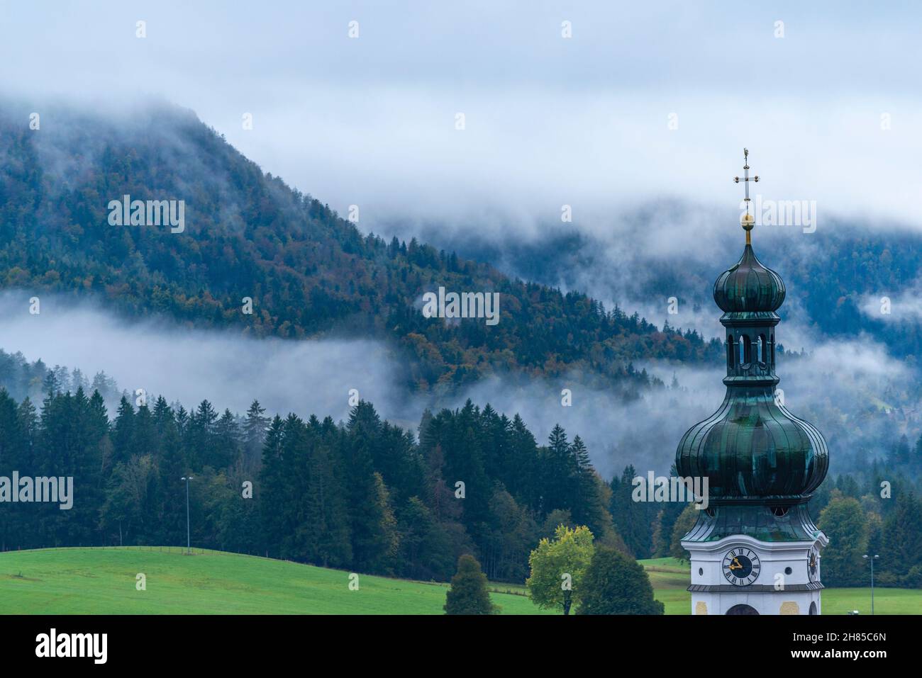 Chiesa parrocchiale di San Pankratio a Reit im Winkl, nebbia al mattino presto dopo una notte fredda nella regione di Chiemgau, alta Baviera, Germania meridionale, Europa Foto Stock