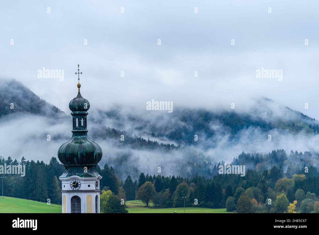 Chiesa parrocchiale di San Pankratio a Reit im Winkl, nebbia al mattino presto dopo una notte fredda nella regione di Chiemgau, alta Baviera, Germania meridionale, Europa Foto Stock
