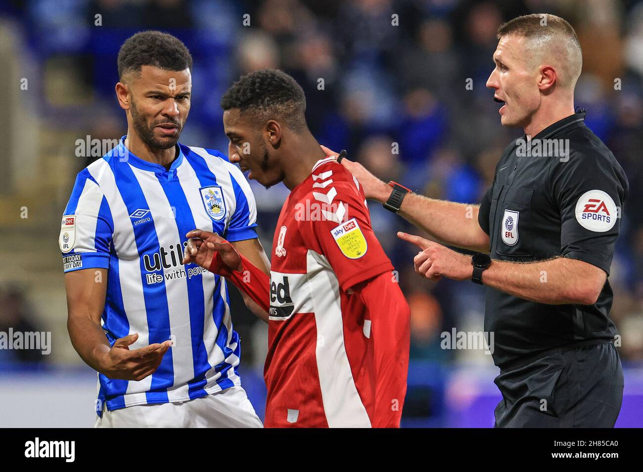 Huddersfield, Regno Unito. 27 novembre 2021. Un'alternanza sul campo tra Fraizer Campbell #22 di Huddersfield Town e Isaiah Jones #35 di Middlesbrough come arbitro Thomas Bramall Steps in Huddersfield, Regno Unito il 11/27/2021. (Foto di Mark Cosgrove/News Images/Sipa USA) Credit: Sipa USA/Alamy Live News Foto Stock